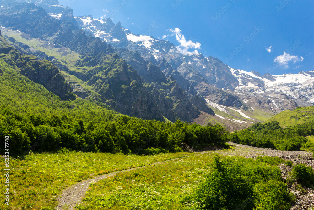 Fototapeta premium The trail in the mountains leading to the glacier.