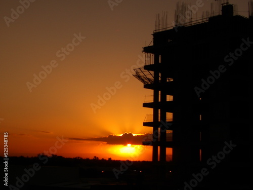 Atardecer con un edificio