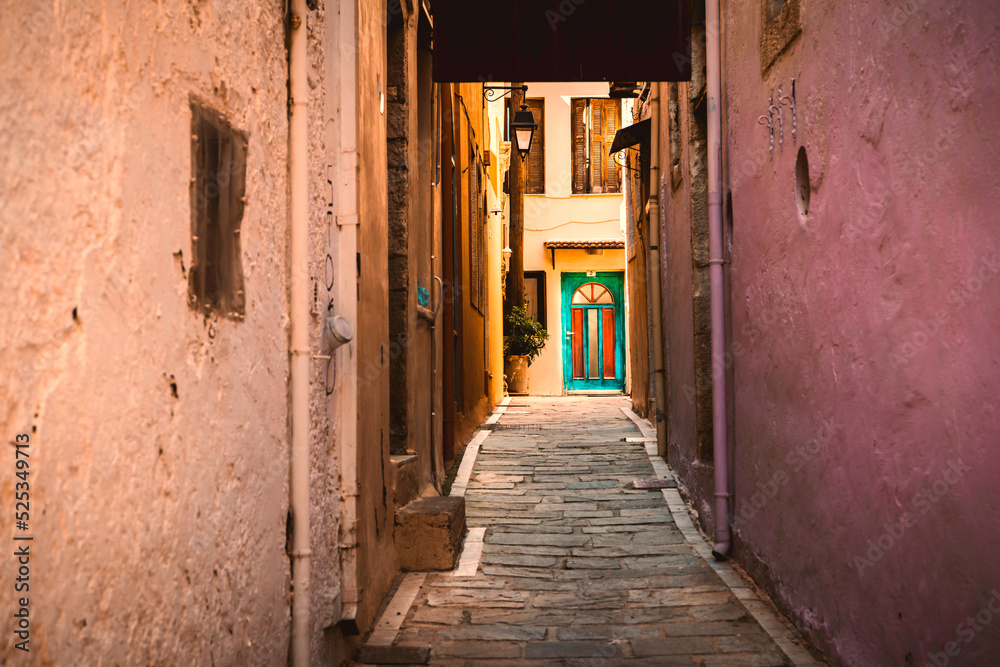 Gasse mit bunter Tür  in Rethymno auf der Ferieninsel Kreta, Griechenland