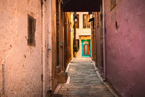 Gasse mit bunter Tür in Rethymno auf der Ferieninsel Kreta, Griechenland
