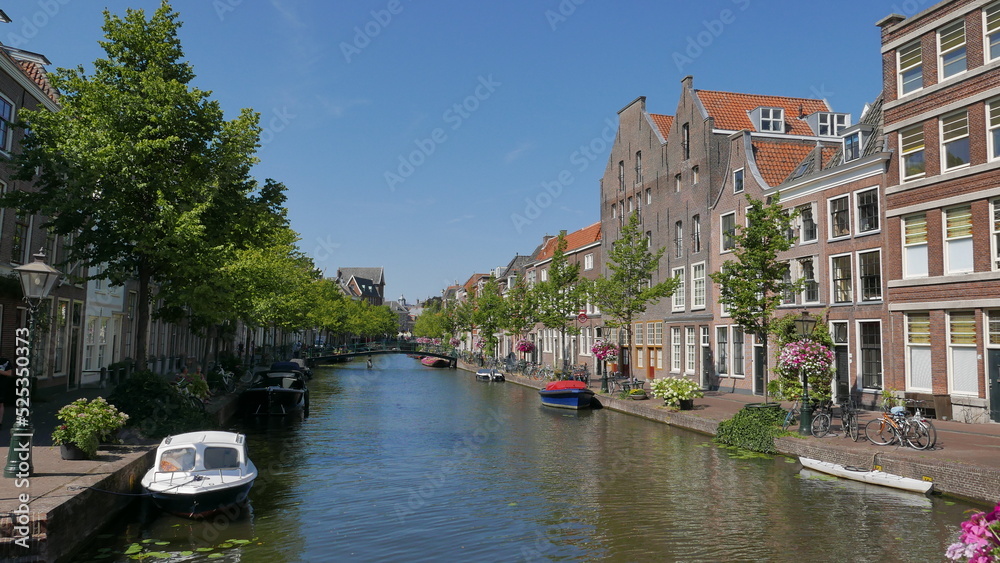 Canal paisible à Leiden. Pays-Bas