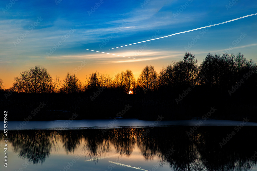 Obraz premium Zachód słońca nad jeziorem