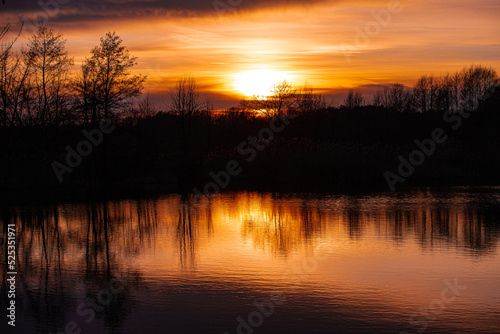 Zachód słońca nad jeziorem © Coolmer