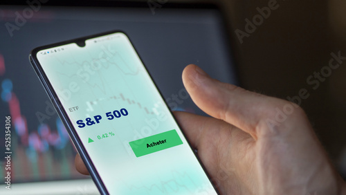Investir dans un fonds etf s&p 500 SnP, SandP, SandP, S and P,    sur un écran. Graphique, courbes, chandelles d'ETF.