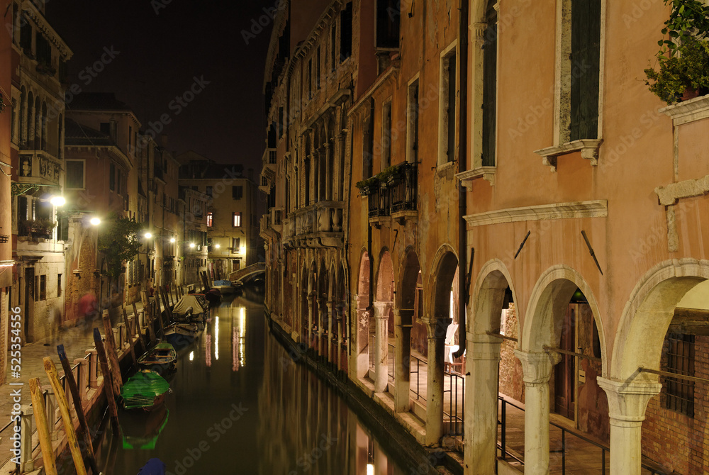 Venedig bei nacht im Klimawandel