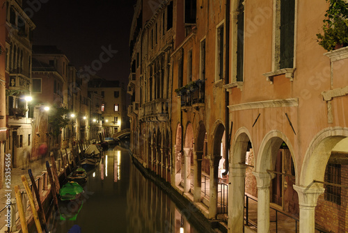 Venedig bei nacht im Klimawandel