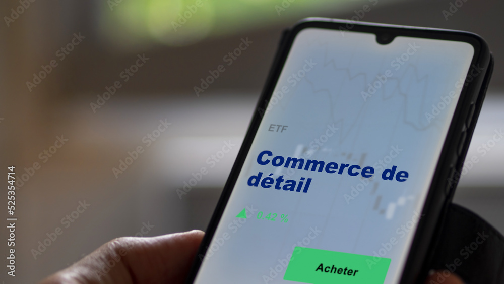 Investir dans un fonds etf commerce de détail actions en bourse sur un écran. Graphique, courbes, chandelles d'ETF. Investir dans un fonds etf commerce de détail actions en bourse sur un écran. Graphique, courbes, chandelles d'ETF.