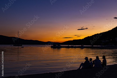 romantischer Sonnenuntergang bei einem See