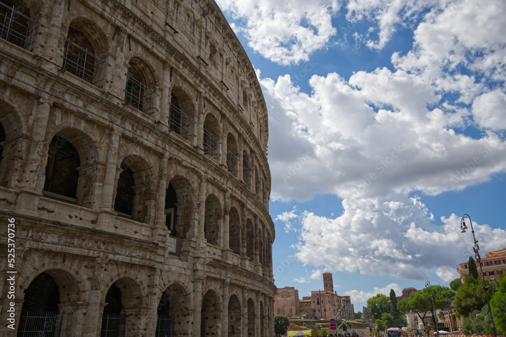 Obraz premium The ancient Colosseum located in Rome Italy during the summer.
