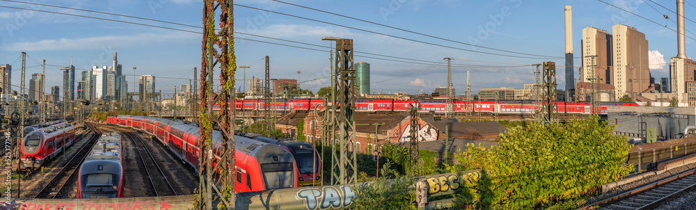 Panoramaaufnahme des Bahnhofvorfeldes vom Frankfurter Hauptbahnhof mit Bankentürmen und Heizkraftwerk im Hintergrund