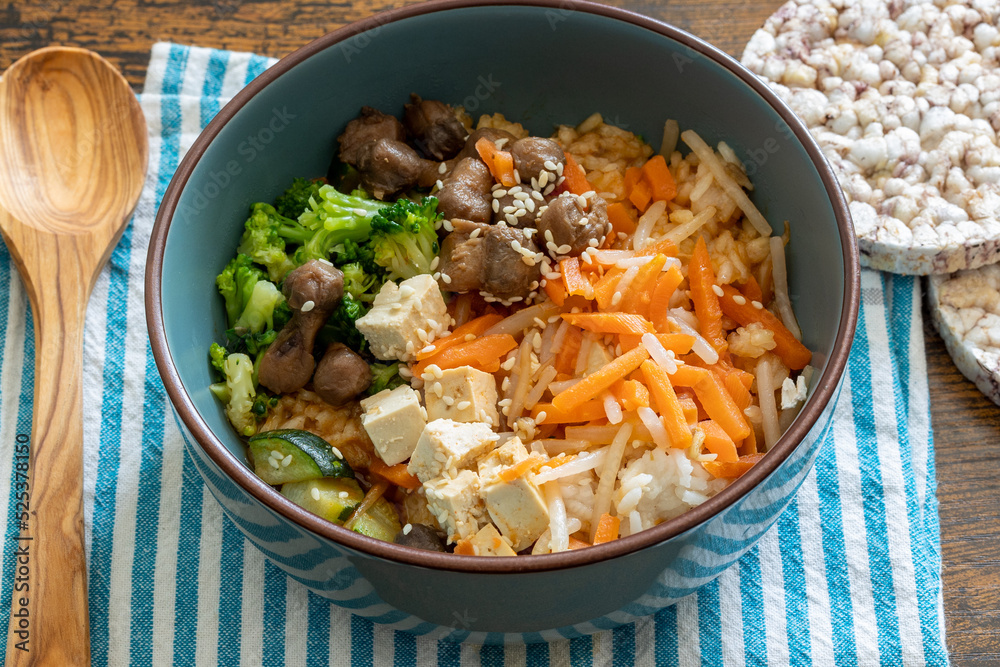 assiette de bibimap vegan en gros plan assiette de bibimap vegan en gros plan