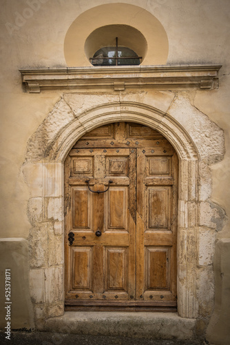 vieille porte dans un village de Provence © ALF photo