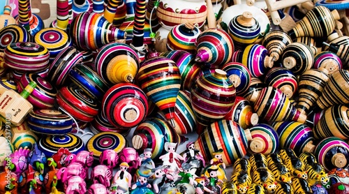 Juguete mexicano tradicional, balero, yoyo y dado. De madera, venta en marcado