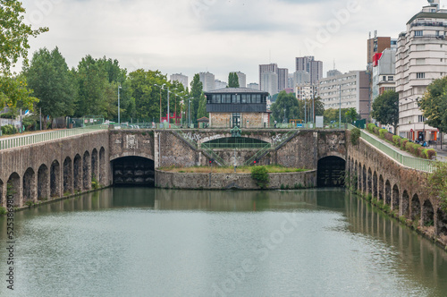 Canal Saint Denis et écluse du Pont de Flandre à Paris La Villette photo