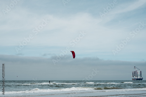 Kitesurfer bei hartem Wind an der Nordsee
