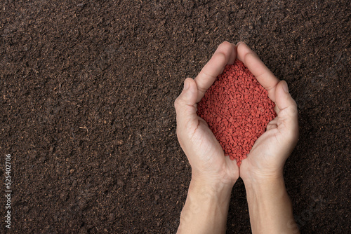 Fotografie Chemical fertilizers in hand. potassium
