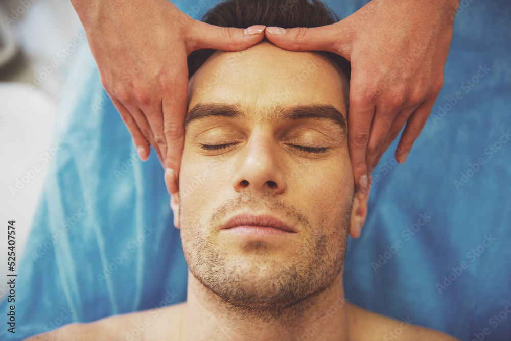 Obraz premium Man at the cosmetician