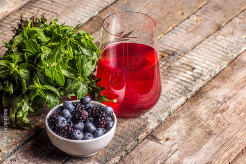 Obraz na płótnie Berry lemonade, mint and blueberries. Bowl of blueberries and blackberries w salonie
