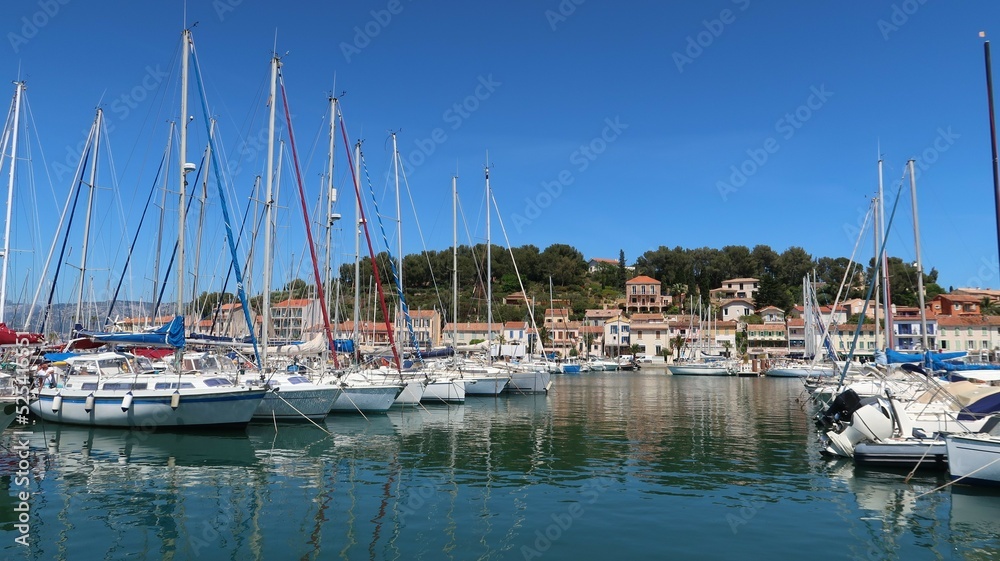 Bateaux à voile dans le port de plaisance de la presqu’île de Saint Mandrier sur Mer, sur la côte d’azur, près de Toulon, dans le Var, au bord de la mer Méditerranée (France)