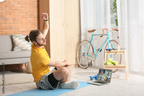 Sporty young man using lapt...