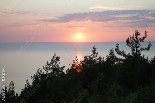 Sonnenuntergang an der Schwarzmeerküste im Sommer in Inkumu am Schwarzen Meer in der Provinz Bartin in der Türkei photo