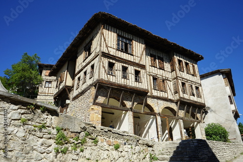 Schöne alte osmanische Villa mit Fachwerk und Arkaden im Sommer bei blauem Himmel und Sonnenschein in der Altstadt von Safranbolu in der Provinz Karabük in der Türkei photo