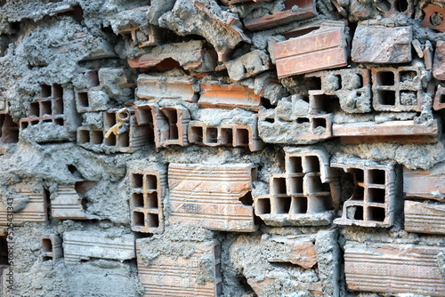 Improvisierte Mauer mit kaputten alten Steinen in der Altstadt von Safranbolu in der Provinz Karabük in der Türkei photo