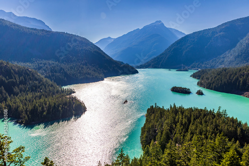 Fototapeta Naklejka Na Ścianę i Meble -  turquoise colored lake of Diablo Lake surrounded by towering mountains in North Cascade National Park in Washington.