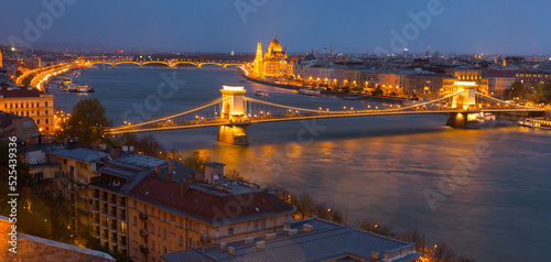 Canvas Print Night view of Hungarian Parliament building and Budapest Chain Bridge, Danube ri