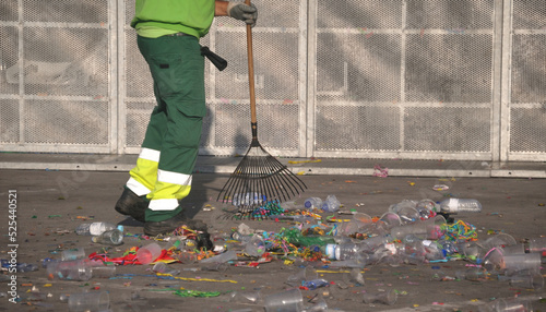 Pessoa a varrer a rua, limpeza de via pública, lixo no chão, profissão de varredor photo