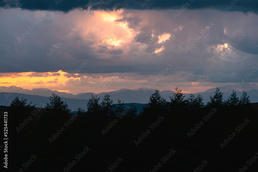 日没前の夕空　秋の空　光の光芒　霧ケ峰高原
