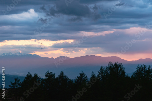 日没前の夕空　秋の空　光の光芒　霧ケ峰高原 © apiox