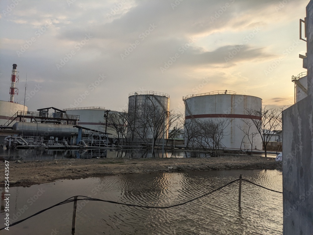 Obraz premium Landscape of abandoned power plant when flooding disaster. The photo perfect for safety poster and disaster background. 