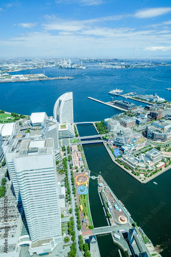 Naklejka premium 神奈川県横浜市みなとみらいランドマークタワーの展望台からの都市風景