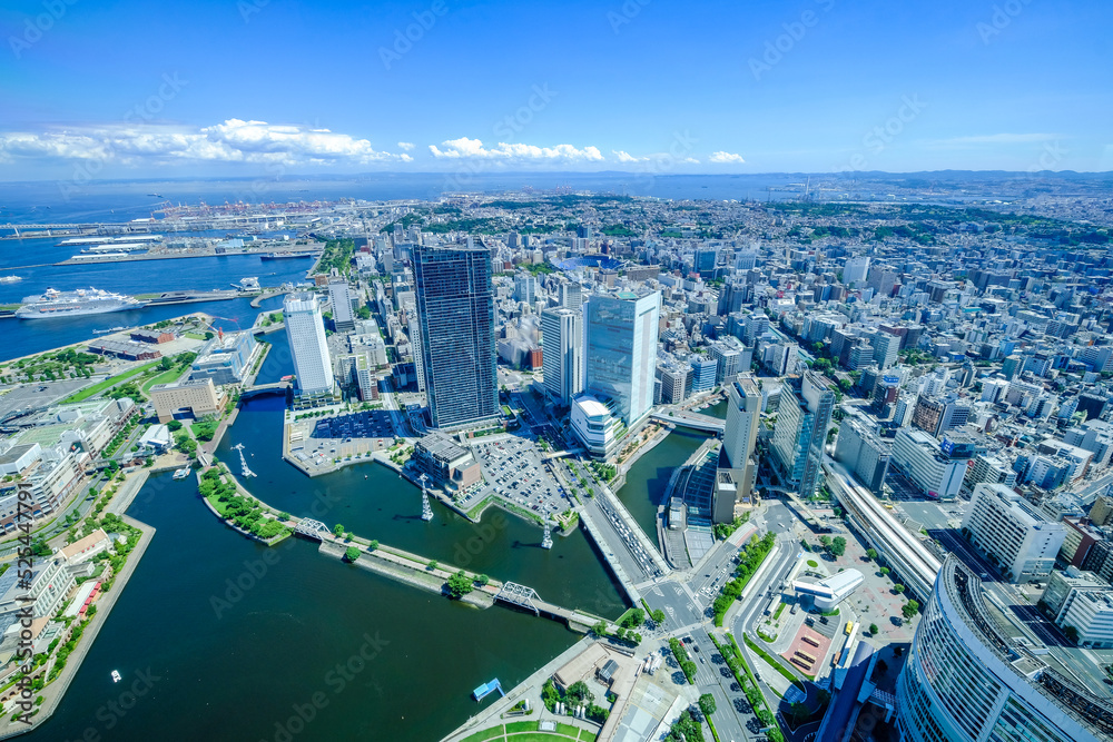Fototapeta premium 神奈川県横浜市みなとみらいランドマークタワーの展望台からの都市風景