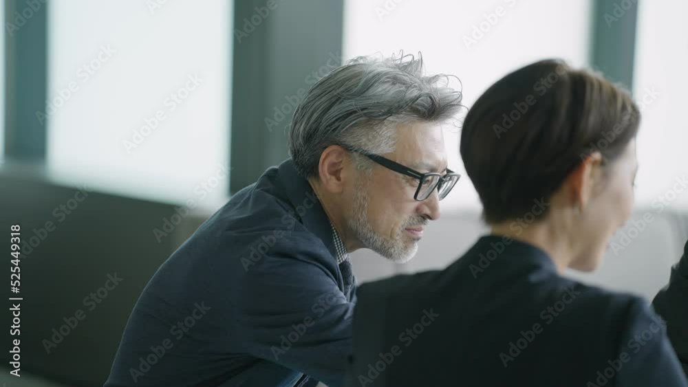 会話をするビジネスマン