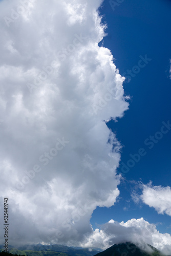夏の山岳風景・八ヶ岳　夏雲と蓼科山 © Nao
