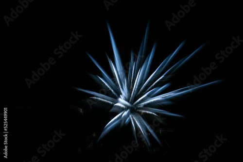 打ち上げ花火を特殊撮影したスピード感のある幻想的な光のイメージ