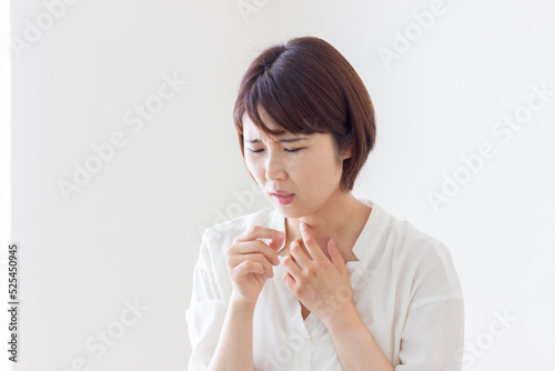 咳をしている女性 photo