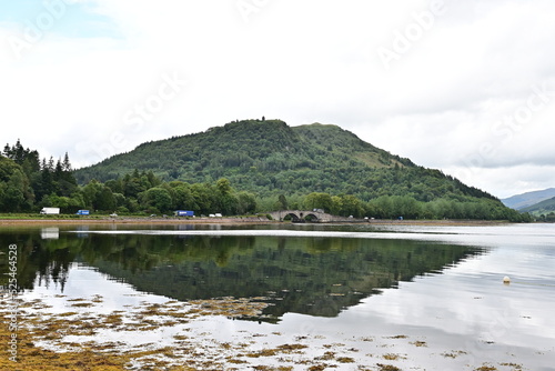 Alte Steinbogenbrücke Garron Bridge über den See / Meeresarm Loch Fyne,  Inveraray, Argyll and Bute, Schottland photo