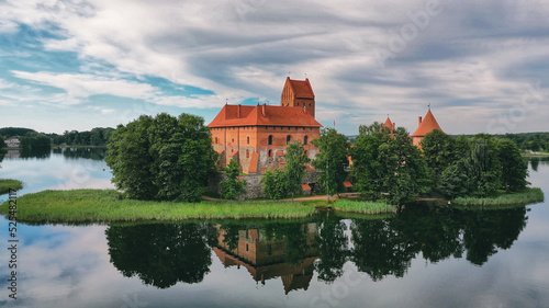 Wasserburg Trakai in Litauen, mittelalterliche Burg im See, historisches Gebäude © Anna