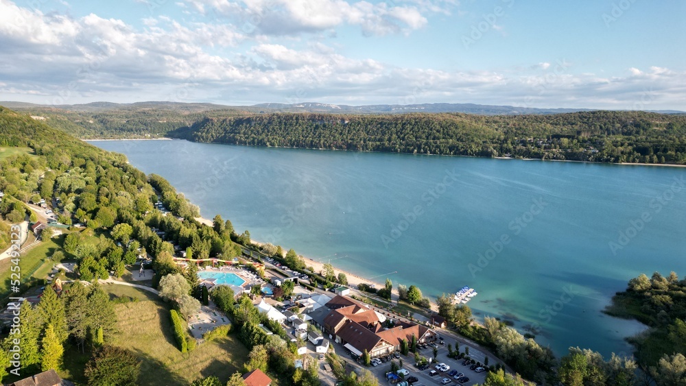 Lac de montagne. Magnifique point de vue au bord de l'eau. 