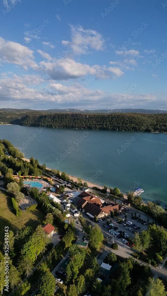 Lac de montagne. Magnifique point de vue au bord de l'eau. 