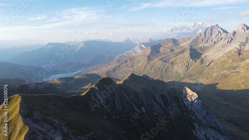 Mont Coin - Vue sur le barrage de roselend, le mont blanc et le massif du beaufort depuis les crêtes (Drone)