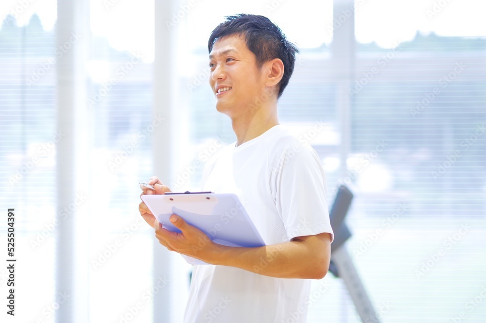 トレーニング施設で指導をする男性