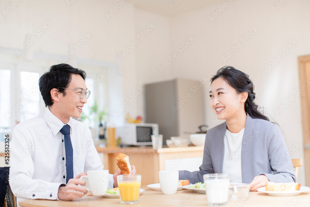 朝食を食べる夫婦 朝食を食べる夫婦