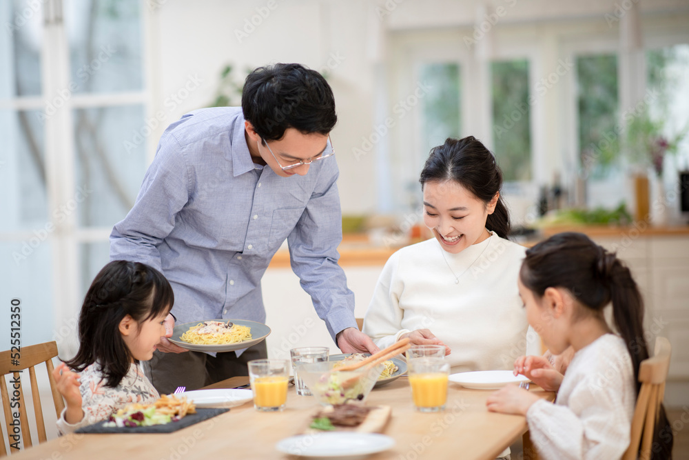 昼食を食べる家族 昼食を食べる家族