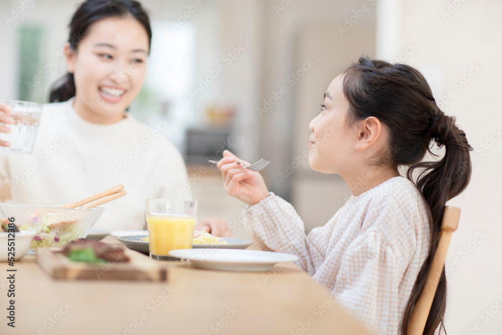 昼食を食べる家族 昼食を食べる家族