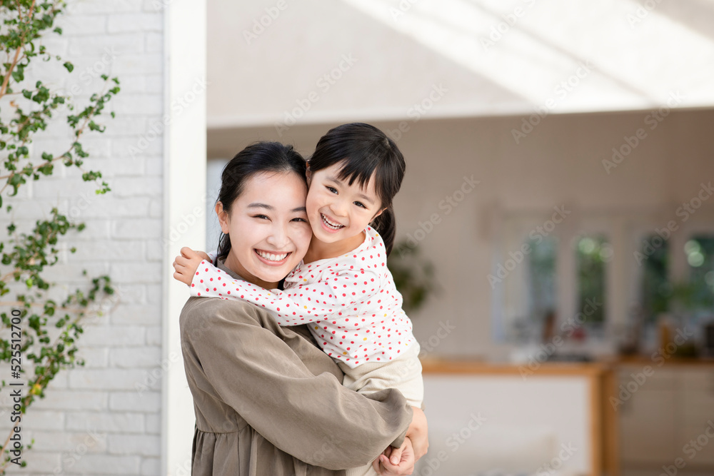 © amanaimages - 子供を抱きかかえる母親 © amanaimages - 子供を抱きかかえる母親
