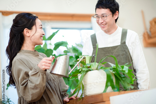 花に水やりをする夫婦